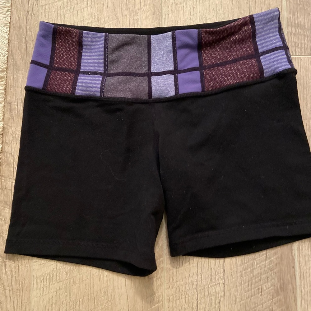 Lululemon Reverse Groove Short, Size 4 - Picture 3 of 9